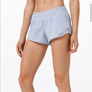 lululemon hotty hot shorts 2.5 size 2 in DAYDREAM